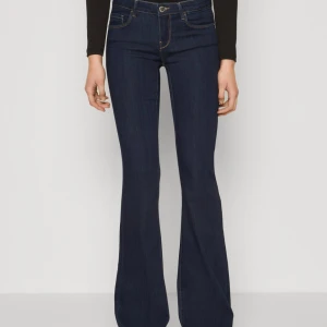 Mörkblå bootcut jeans från ONLY - Helt ny skick! 