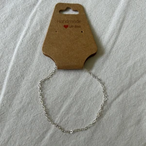 Handgjort silverfärgat armband - Säljer ett handgjort armband i silverfärg med tunn kedja och karbinlås. Perfekt som enkel accessoar till din stil. Armbandet är diskret och stilrent, passar till många olika looks.💕