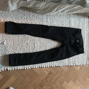 Svarta jeansbyxor från Nudie Jeans - Säljer ett par tvärfeta nudie jeans! Dom är skitsnygga och perfekt längd för 13-14 åringar.  Waist 29 Priset går att diskutera!