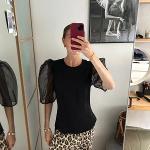 Topp med puffärm - Svart topp med puffärm 