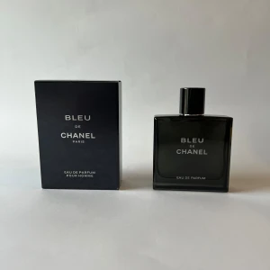 Bleu de Chanel Edp 100ml - Helt ny, endast testad med 1–2 spray. Originalförpackning och kartong medföljer. Batchnummer finns på bild😊  Elegant, fräsch och tidlös doft med träiga och aromatiska toner. En riktig allround-doft som funkar både till vardag och fest.  Pris: 700kr eller bud!🤝🏽Finns att hämta i Uddevalla eller så kan den fraktas via plick appen här🙂