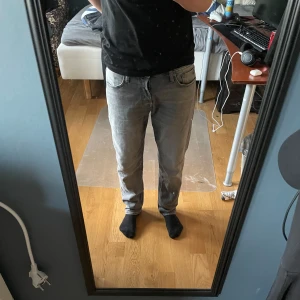 Jack and jones jeans - Säljer ett par grå jeansbyxor med klassisk femficksdesign och rak passform. Modellen "tapered mike". W31 L30. Använd ett fåtal gånger.
