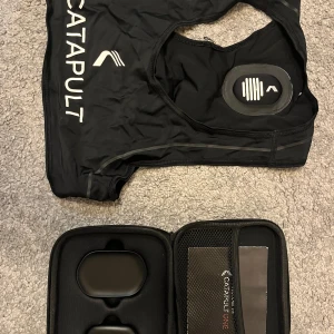 Svart sportväst från Catapult - Svart sportväst från Catapult (Strlk S) , perfekt för träning eller sportaktiviteter. Den är använd et fåtal gånger.  