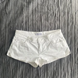 Lågmidjade shorts  - Midjemått: 44cm tvärs över