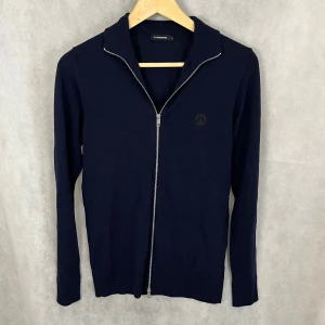 J Lindeberg fullzip  - Riktigt soft j Lindeberg fullzip. Storlek S. Modellen är 185. Riktigt fint skick