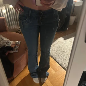 Bootcut jeans - Jätte snygga jeans från ett franskt märke med coola fickor❤️ strl 32 och passar mig i längden som är 160, de är stretchiga