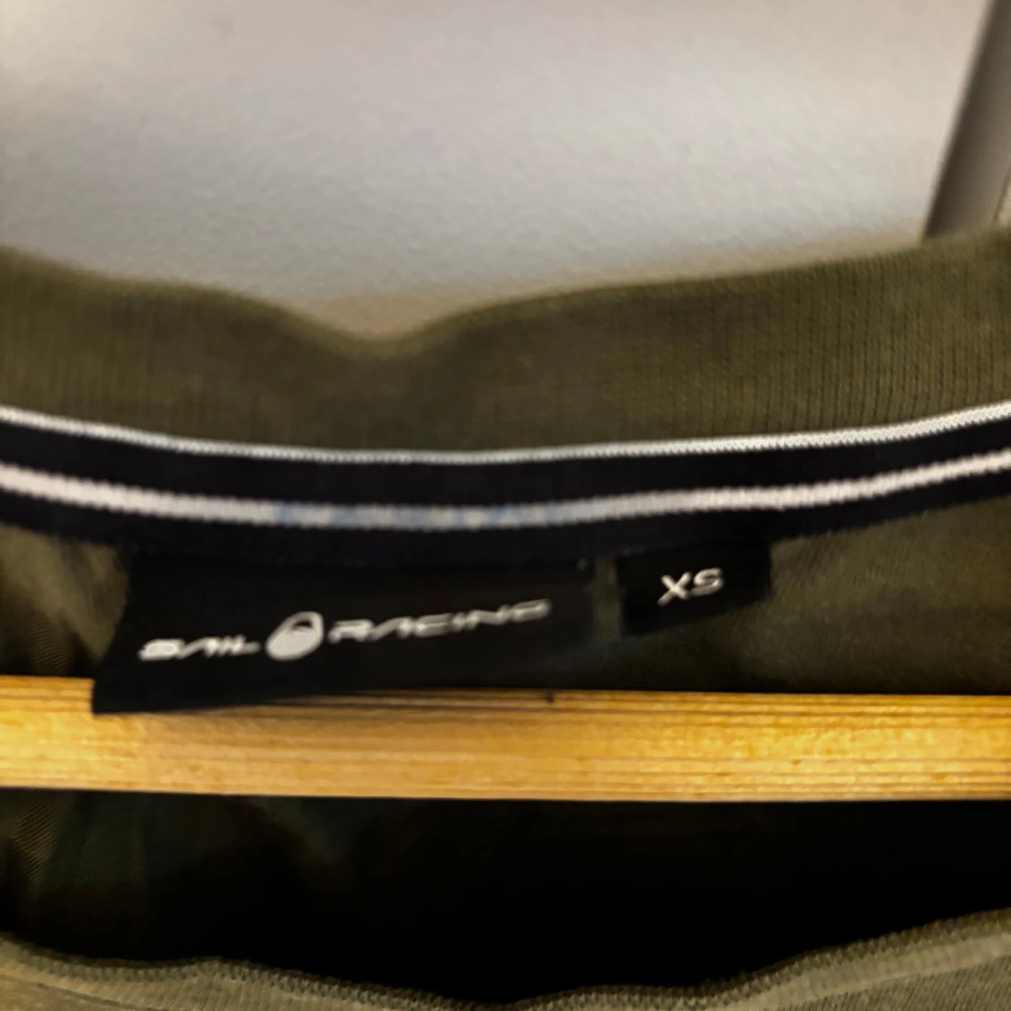 Olivgrön t-shirt från Sail Racing - 1