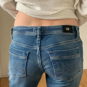 Lågmidjade LTB jeans i modellen VALERIE - Säljer ett par snygga blåa Lågmidjade LTB jeans i modellen VALERIE. De är i storlek w27 L32 de är i ny sick men säljer då de inte passar mig