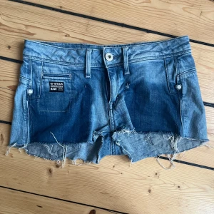 Coola jeansshorts g-star raw - Säljer ett par blå jeansshorts från G-Star RAW. Shortsen har låg midja och är perfekta för i sommar!