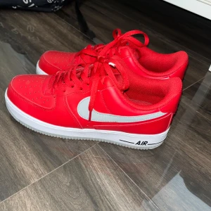Nike Air Force 1 i rött och vitt - Nike Air Force 1 - Röd/Vit (Helt nya)  Säljer ett par snygga och stilrena Nike Air Force 1 i rött och vitt. Skorna är helt nya, perfekt skick – inga repor, fläckar eller märken. Klassisk modell som passar till både vardag och festligare tillfällen. Storlek: 44 Vid intresse eller frågor är det bara att höra av sig!