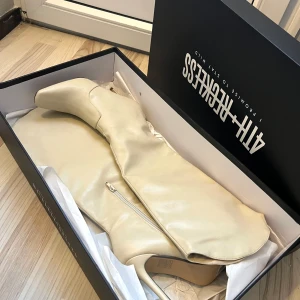 Stövlar med klack - Strl 37. Stövlar med 10cm klack från 4th & Reckless som är kända för sina bekväma skor. Slutar strax under knäna. Aldrig använda! Nypris ca 1000  