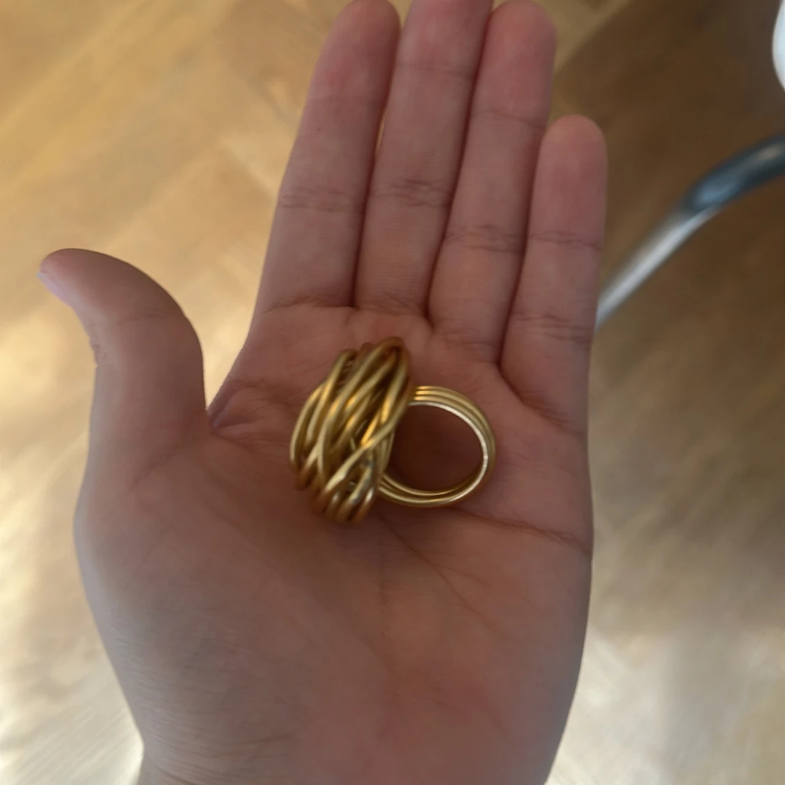 Stor guldig ring i spiralform - 2