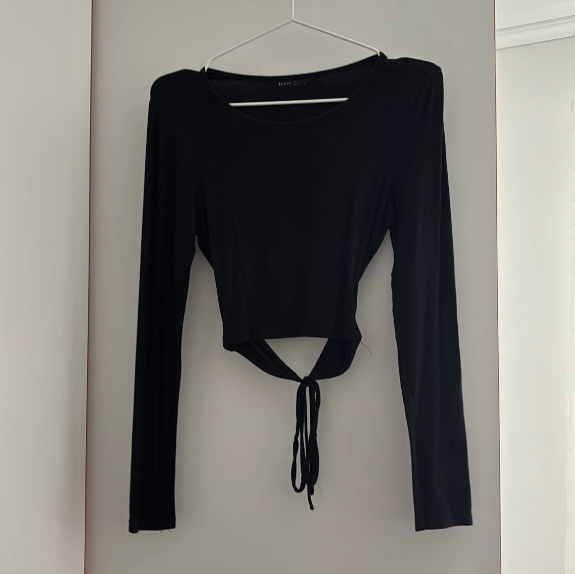 Svart långärmad croppad topp med knyt
