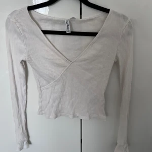 Vit tröja från H&M - Använd ett par gånger , storlek S