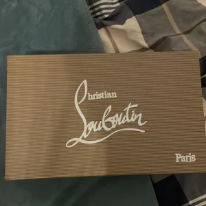 Mörkblåa sneakers från Christian Louboutin - Säljer ett par mörkblåa sneakers från Christian Louboutin med klassisk röd sula. Skorna har snörning och är tillverkade i mocka med en stilren och minimalistisk design. Perfekta för dig som vill ha något exklusivt och snyggt. Används bara en gång dom är lite för stora för mig. Pris kan diskuteras genom snabb affär