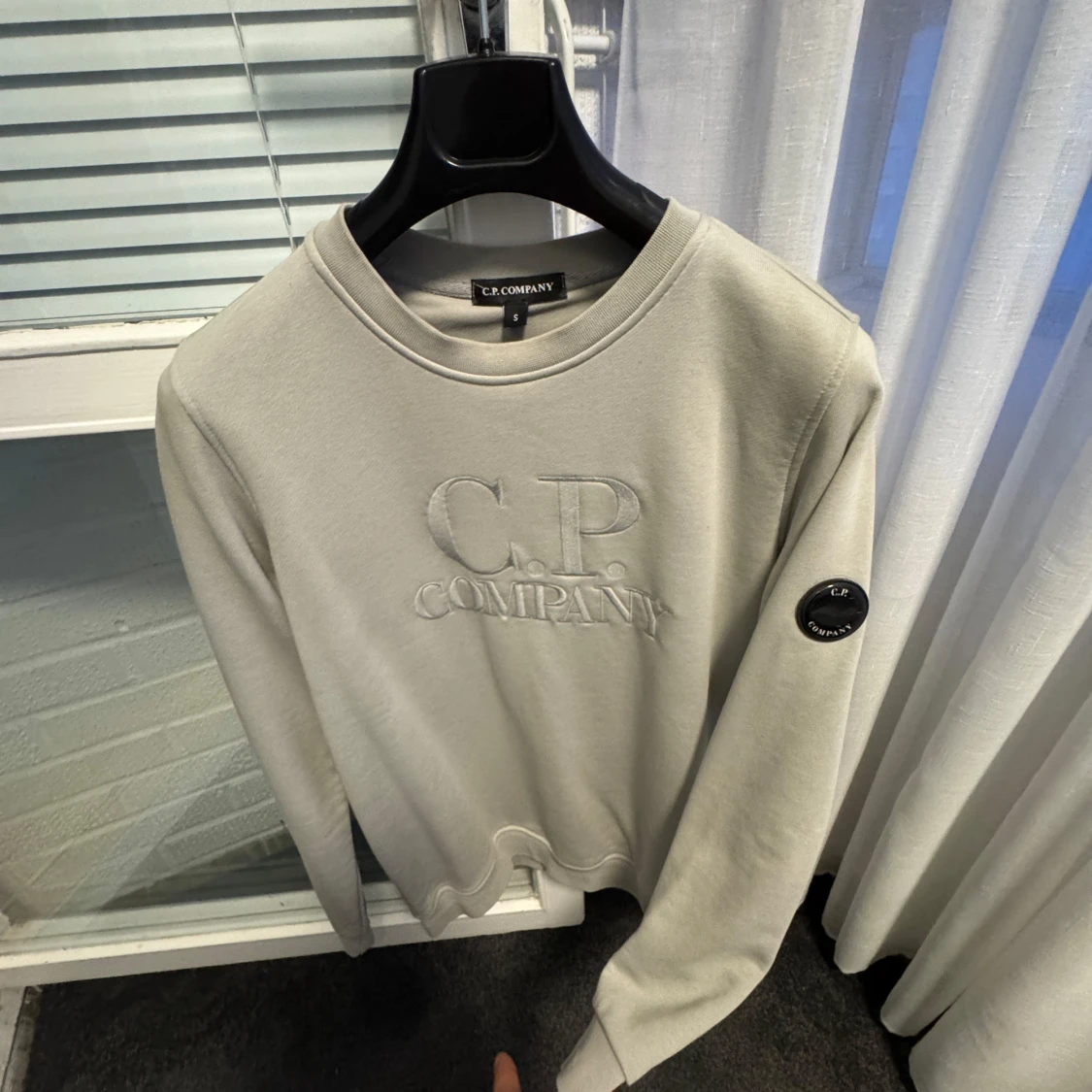 Ljusgrå sweatshirt från C.P. Company