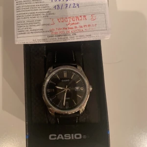Casio MTP 1302p - Säljer en mycket fin casio klocka, klockan är helt ny aldrig andvänd. Med följer certifieringen samt ett warranty card. Klockan är i mint skick inte en ända repa eller skada.
