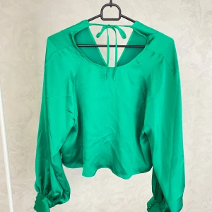 Grön blus från H&M - Snygg grön blus från H&M. Oanvänd! 