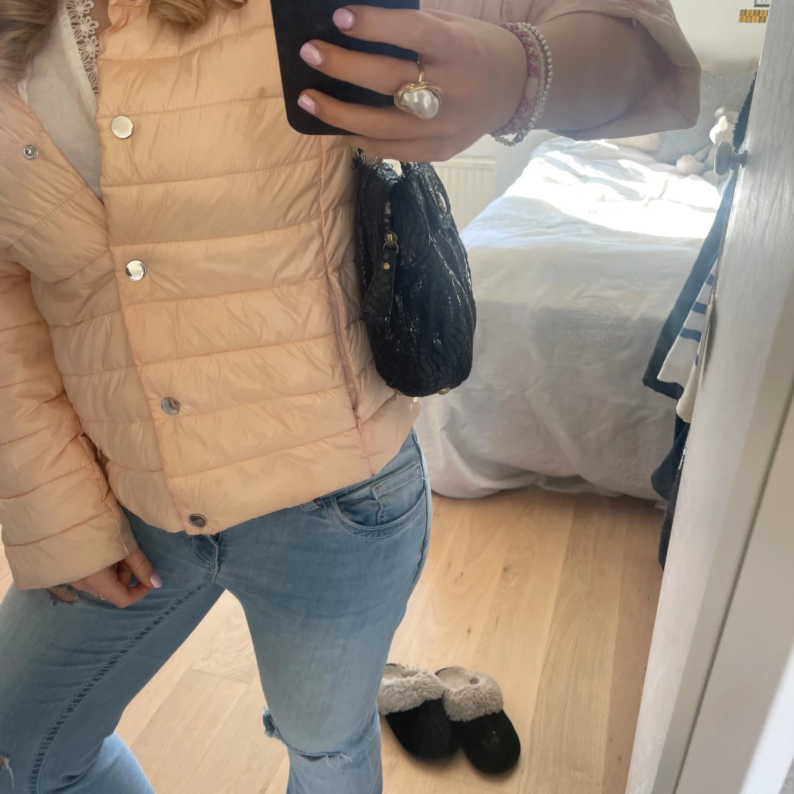 Svart handväska med ormmönster och gulddetaljer - 2