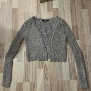 Kofta / Bolero - Strl S. Mysig fluffig grå kofta / cardigan från Bikbok 