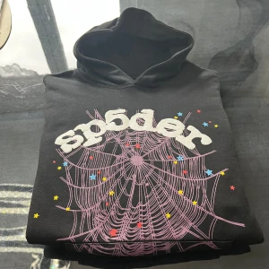 SP5DER HOODIE - Sp5der Hoodie som bara använts en gång. Ny pris ca 800kr men säljer för så lite som 399kr då den är svår att sälja i Sverige. OBS- Fri frakt bara till 5:e Maj!