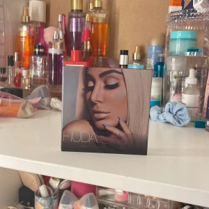 Huda Beauty 3D Highlighter Palette - Winter Solstice - Är använd en gång fick i present En highlighterpalett från Huda Beauty med fyra skimrande nyanser: Frosted Kiss (champagne), Arctic Glow (lila), Northern Lights (guldgrön) och Winter Rose (roséguld). Perfekt för att skapa en glowy look med olika färgtoner.