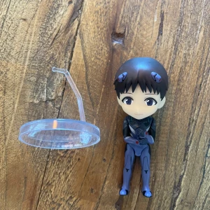 Evangelion Shinji figur - Kommer med ett stativ och ett extra par armar