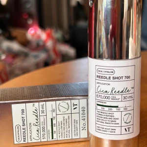 Cica Reedle Shot 700! - Cica Reedle Shot 700! 30 ml. Ny! En nattvårdsprodukt som förbättrar hudens tillstånd över natten genom att omsluta huden med en mjuk kräm rik på fukt. En speciell hemmavårdsprodukt som kan användas var sjunde dag hjälper den huden att uppnå ett hälsosamt tillstånd, exempelvis genom att förbättra hudens förnyelseprocess. CICA REEDLE är tillverkat av kisel, ett naturligt mineral. Det stimulerar försiktigt huden för att främja absorptionen av de aktiva ingredienserna.