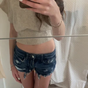 Lågmidjade shorts - Säljer ett par snygga Lågmidjade shorts som passar bra nu till sommaren. 