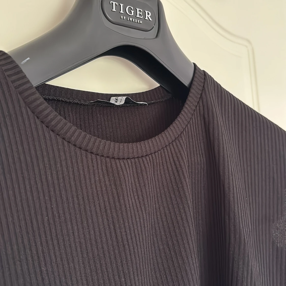 Svart ribbad topp med volangärmar - 3