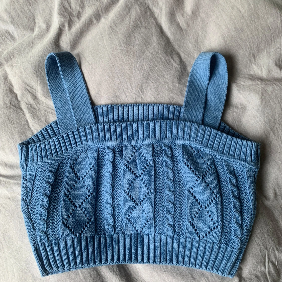 Blå stickad topp med broderade blommor - 1