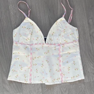 Blommigt linne med söta detaljer - Helt ny! 