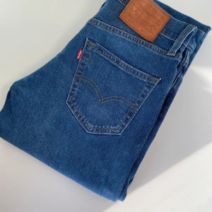 Levi’s 511 Jeans - Säljer ett par Levi’s 511 i storlek W28 L32. Klassisk slim fit-modell som sitter smalt utan att bli för tight. Färgen är [ange färg, t.ex. mörkblå / svart]. Jeansen är i mycket bra skick, sparsamt använda och utan skador eller fläckar. 	•	Modell: Levi’s 511 Slim 	•	Midja: 28 tum 	•	Benlängd: 32 tum 	•	Passform: Slim Fit 	•	Skick: Mycket bra