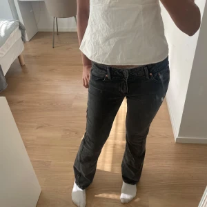 low waist bootcut jeans - helt nya jeans som aldrig är använda🥰köpte för 500. Pris kan diskuteras 💖dom är förstora i midjan därav säljer jag dom. Dom är väldigt low wais och passar till mycket😁