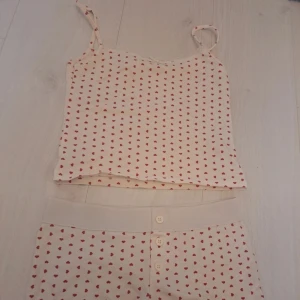 Pyjamas set💝 - Jätte gulligt pyjamas set från Gina som inte används 😊 Som ny skick! Passar XXS/XS  Kontakta mig för frågor 😇