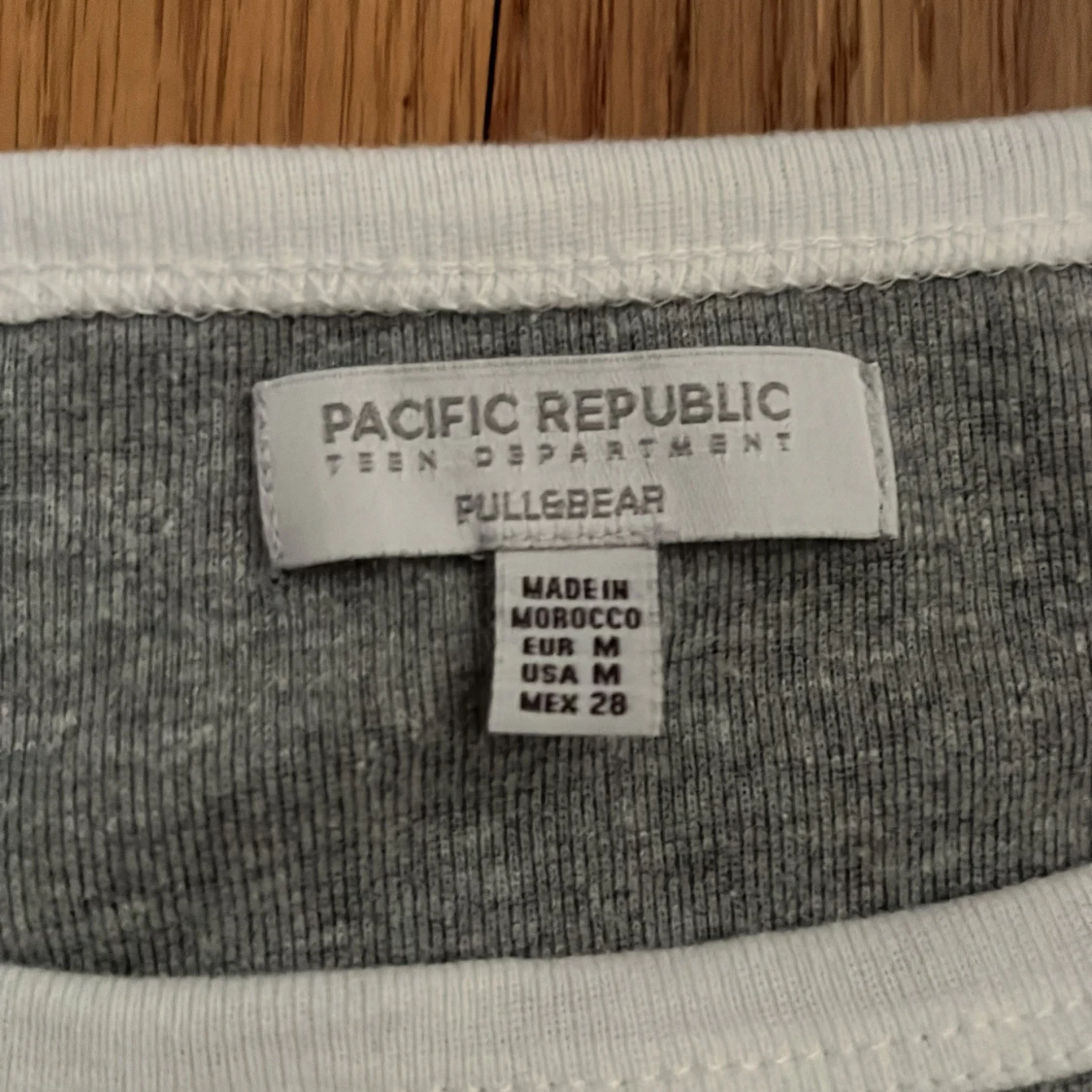 Grå t-shirt med vit text från Pull&Bear - 2