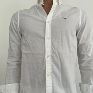 GANT skjorta  - Tja! Säljer en Gant skjorta som använts fåtal gånger. Tröjan är i nyskick och det förekommer inga defekter, storleken är S , 37/38 och är true to size. Buda gärna. Vid minsta lilla fundering tveka inte på att höra av er! Nypris 1300