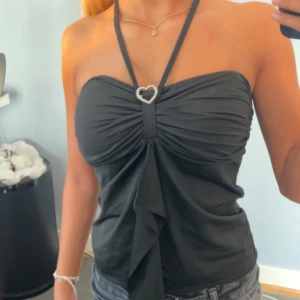Svart halterneck topp med hjärtformad detalj - XS/s