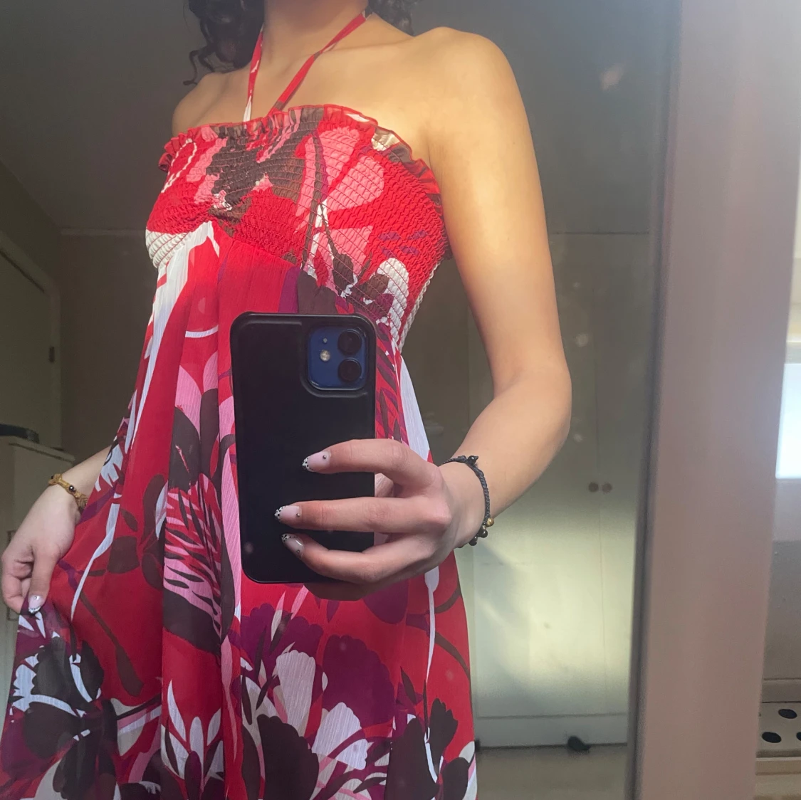 Röd och vit maxiklänning med blommigt mönster