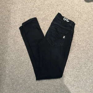 Mörk blåa dondup jeans - Jag säljer ett par mörk blåa dondup jeans som ör sjukt feta, kvaliten på byxorna är som ett par helt nya beroende på att ja knappast använt dom. Byxorna i sig är väldigt behagliga att ha på sig och är oerhört snygga