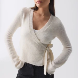 Vit omlottkofta från Gina Tricot - Säljer denna superfina stickade omlottkoftan från Gina Tricot! Kommer tyvärr ej till användning så den är använd max 3 gånger 💞 