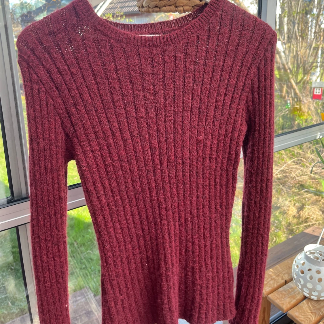 Vinröd ribbad stickad tröja - 1