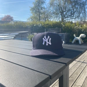 Marinblå fitted new era keps - Stil ren lite använd keps utan defekter. Perfekt till sommaren! Original pris 500kr