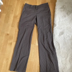 lågmidjade kostymbyxor - lågmidjade randiga kostymbyxor i 34 från orsay, bruna o skitsnygga. kan passa 36 oxå men om mått behövs så skriv bara privat så fixar jag! säljer för 250+frakt 💛