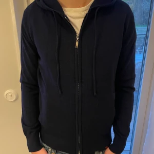 Kashmir/Merinoull Hoodie - En otroligt snygg mörkblå Kashmir/Merinoull Zip Hoodie i storlek Xs!🌟Modellen är 178 cm lång. Bara använd en gång, nyskick! Hör av dig vid intresse eller minsta fundering😊