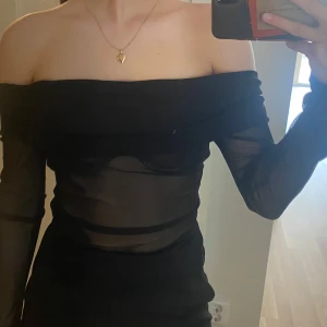 Svart offshoulder topp - Säljer en svart offshoulder topp i tunnt material. Aldrig använd storlek xs