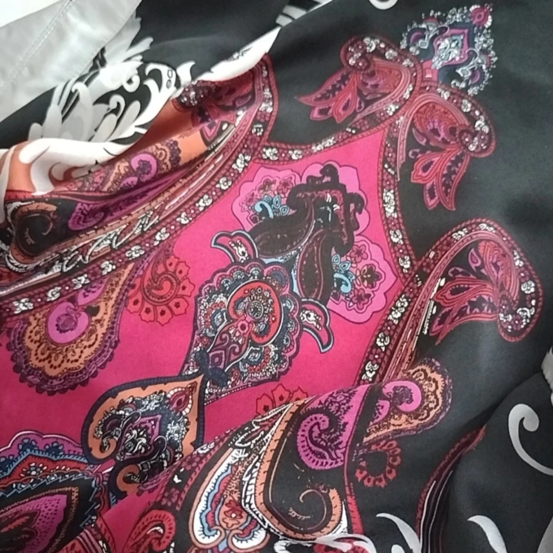 Mönstrad svart och röd siden blus från Bebe - 4