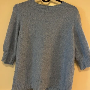 Ljusblå stickad tröja - Säljer mjuka stickade tröja från Vero Moda! Storlek XS. Tröjan är i bra skick då den bara har blivit använd några gånger!