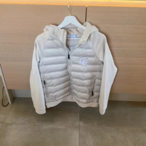 Cardigan  - Säljer en fet cardigan jacka från gardegrisch och kostar nypris 1400kr. Perfekt för våren och på sommarn. Skriv om du har frågor. Pris kan diskuteras 