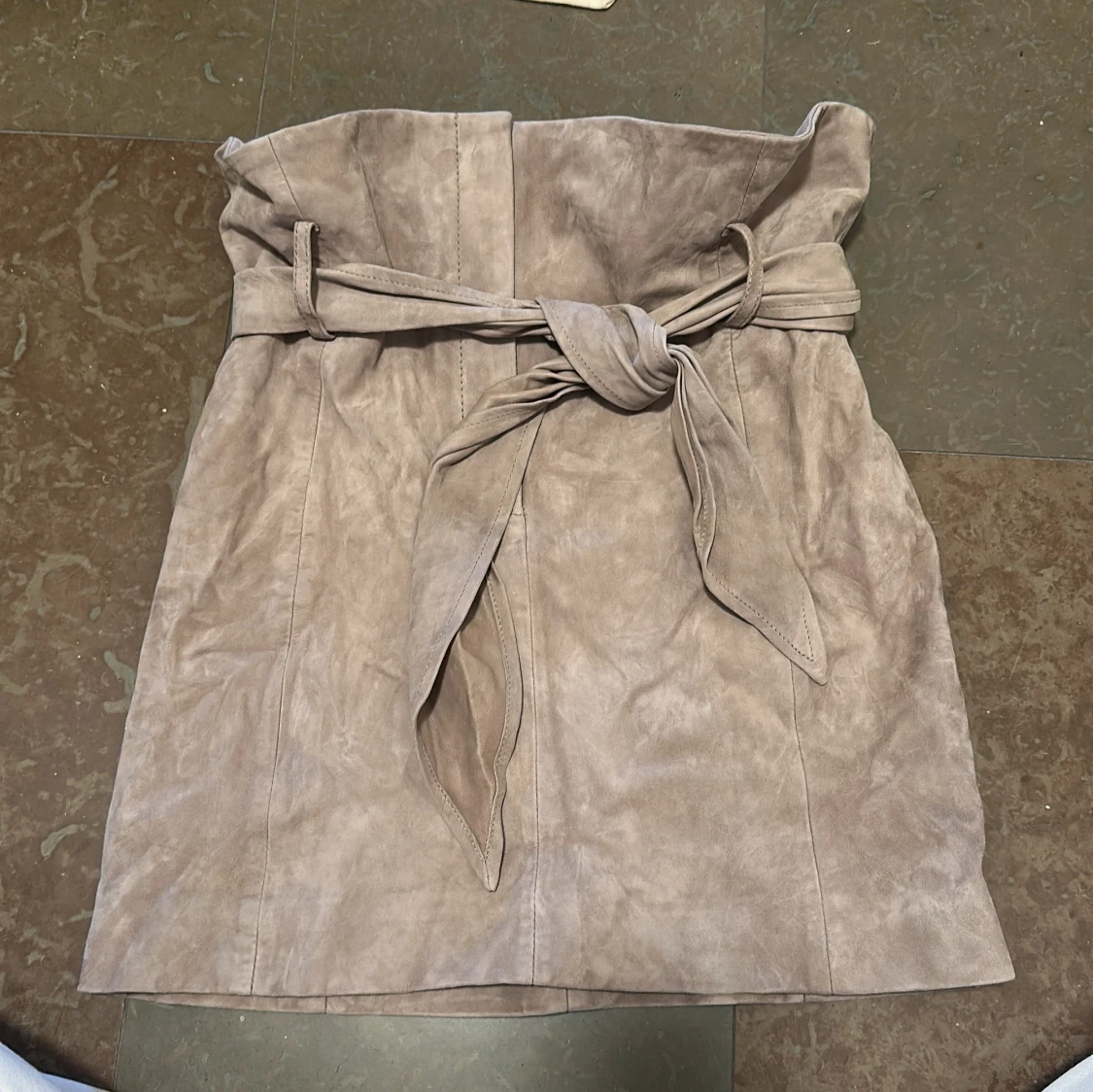 Beige mockakjol med knytbälte från IRO